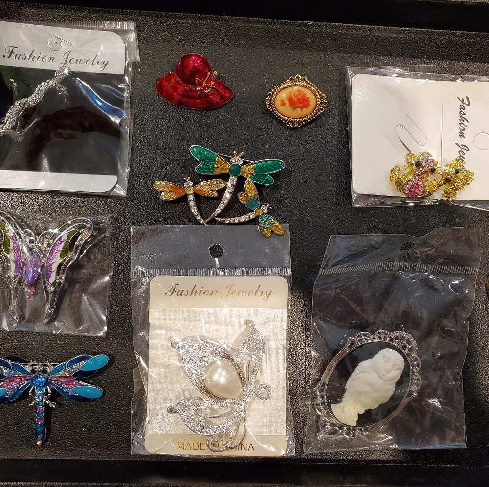 Lot of 10 brooches